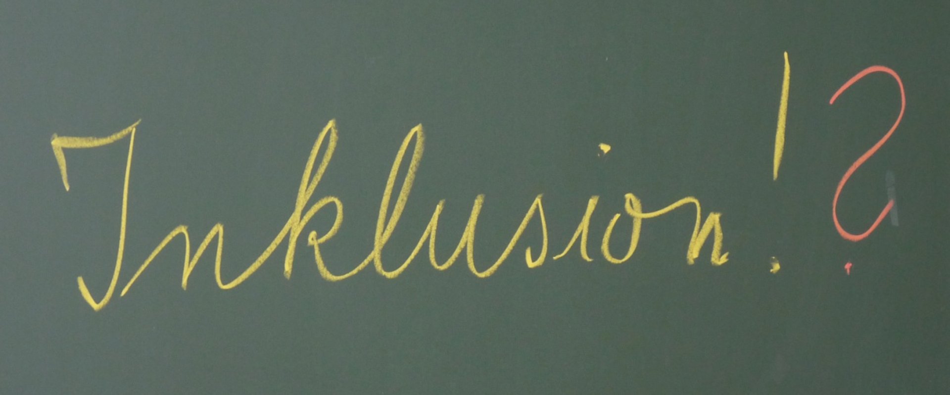 Schriftzug „Inklusion!?“ auf einer grünen Tafel. Foto: Dieter Schütz/Pixelio