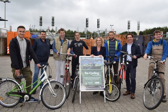 Aus alt mach neu (von links): Marvin Neugebauer, Thomas Arnold, Borris Molde, Axel Krause, Bettina Unruh, Drees Renken, Volker Schneider-Kühn  und Eike Cordes stellten die Zusammenarbeit zwischen AWB und Baumhaus gGmbH vor. Foto: Stadt Oldenburg