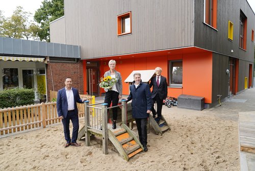 Weihten die neuen Räumlichkeiten der AWO-Kita an der Schulstraße ein: (von links) AWO-Geschäftsführer Thomas Elsner, Leiterin Andrea Heinemann, Oberbürgermeister Jürgen Krogmann und AWO-Vorstand Dr. Lothar Knippert. Foto: Sascha Stüber