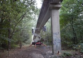 Mittels eines Hubsteigers erfolgen Instandsetzungsarbeiten an der Brücke in Krusenbusch. Foto: Stadt Oldenburg