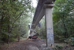 Mittels eines Hubsteigers erfolgen Instandsetzungsarbeiten an der Brücke in Krusenbusch. Foto: Stadt Oldenburg