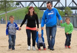 Familie mit drei Kindern. Foto: Alexandra H./Pixelio.de