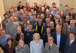 Bürgermeisterin Petra Averbeck (1. Reihe, Mitte) hieß gemeinsam mit Vertreterinnen und Vertretern aus Stadt und Bundeswehr die neu nach Oldenburg versetzten Bundeswehrangehörigen willkommen. Foto: Gerd Schütt