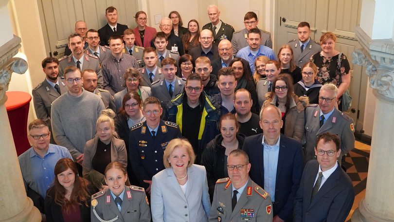 Bürgermeisterin Petra Averbeck (1. Reihe, Mitte) hieß gemeinsam mit Vertreterinnen und Vertretern aus Stadt und Bundeswehr die neu nach Oldenburg versetzten Bundeswehrangehörigen willkommen. Foto: Gerd Schütt