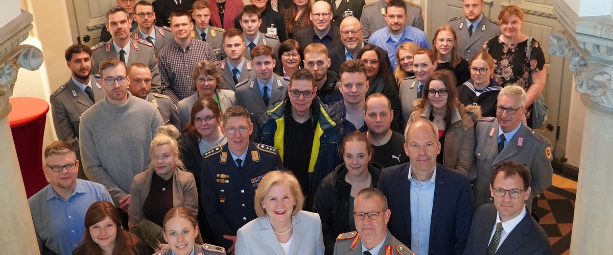 Bürgermeisterin Petra Averbeck (1. Reihe, Mitte) hieß gemeinsam mit Vertreterinnen und Vertretern aus Stadt und Bundeswehr die neu nach Oldenburg versetzten Bundeswehrangehörigen willkommen. Foto: Gerd Schütt