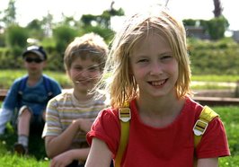 Drei Kinder im Freien. Foto: S. Hofschläger/Pixelio