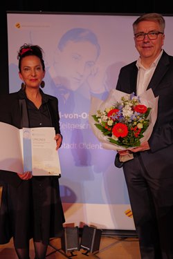 Güner Yasemin Balcı mit Oberbürgermeister Krogmann während der Preisübergabe. Foto: Jörg Hemmen