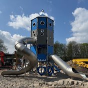 Mit „OLas Butscher-Bucht“ ist ein großzügiger neuer Matsch- und Sandspielplatz im hinteren Bereich der weitläufigen Liegewiese entstanden. Foto: OLantis