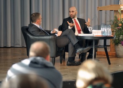 Holger Ahäuser (links) und Ahmad Mansour im Gespräch. Foto: Peter Kreier.