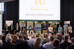 Team des Praxisforums auf der Bühne. Foto: Foto- und Bilderwerk