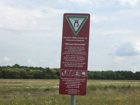 Schild des NSG Alexanderheide auf dem Fliegerhorst. Foto: Stadt Oldenburg