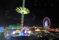 Sky Dance und Riesenrad auf dem Oldenburger Kramermarkt 2015. Foto: Hans-Jürgen Zietz 