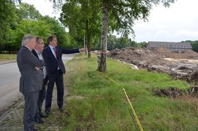 Peter den Oudsten, Axel Müller und Jürgen Krogmann stehen am Rande einer Baugrube auf dem Fliegerhorst. Foto: Stadt Oldenburg