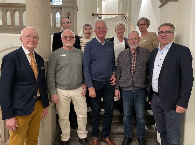 Oberbürgermeister Jürgen Krogmann (erste Reihe, erster von rechts) bedankte sich für das ehrenamtliche Engagement der Bezirksvorsteherinnen und Bezirksvorsteher. Foto: Stadt Oldenburg Oberbürgermeister Jürgen Krogmann (erste Reihe, erster von rechts) bedankte sich für das ehrenamtliche Engagement der Bezirksvorsteherinnen und Bezirksvorsteher. Foto: Stadt Oldenburg