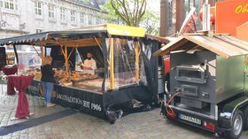Foto des neuen Verkaufsstandes der Holzofen-Bäckerei Ripken auf dem Wochenmarkt Rathausmarkt. Foto Stadt Oldenburg