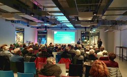 Vortragsituation mit zwei Vortragenden und Publikum. Foto: Stadt Oldenburg