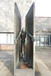 Die Skulptur „Mann aus der Enge heraustretend“ vor dem Stadtmuseum. Foto: Stadt Oldenburg