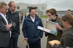 Prof. Dr. Sebastian Lehnhoff (Mitte) stellte Bundesbauministerin Klara Geywitz (2. von rechts) das Lernspiel „Changing the Game – Neighbourhood“ vor, in dem die Spielenden Runde um Runde eine klimafreundliche Nachbarschaft aufbauen. Foto: Mohssen Assanimoghaddam