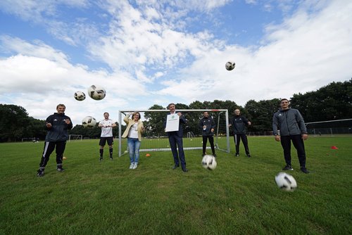 Ließen die Bälle am neuen DFB-Stützpunkt fliegen: Oberbürgermeister Jürgen Krogmann (Mitte), Amtsleiterin Christiane Cordes sowie die DFB-Trainer (von links) Nico Rauch, Jan Nolopp, Daniel Nolan und Ralf Kloppenburg sowie Stützpunktkoordinator Malte Fröhlich. Foto: Sascha Stüber