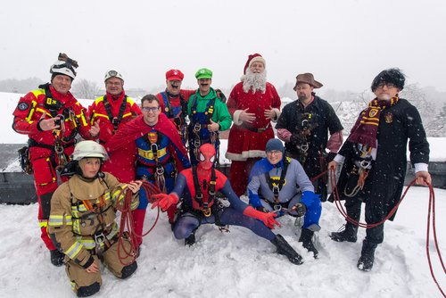 Besonderer Einsatz: Die Höhenretter der Oldenburger Berufsfeuerwehr verkleideten sich als Weihnachtsmann, Batman, Super Mario und Co., um kleinen Patientinnen und Patienten im Kinderkrankenhaus eine Freude zu bereiten. Foto: Sascha Stüber Foto: Sascha Stüber