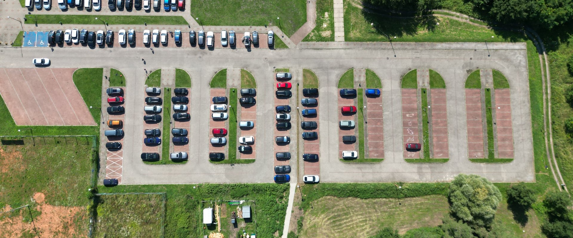 Luftbild eines Parkplatzes. Foto: Mat/Pexels