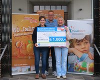 (von links): Linda Höche, Assistenz der Geschäftsleitung, und Günter Walter, Geschäftsführer aktiv und irma Verbrauchermarkt GmbH, überreichen den Scheck für das fünfte Etappenziel an Antje Möhrmann, Vorstand TrostReich. Foto: Stadt Oldenburg