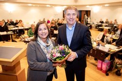 Oberbürgermeister Jürgen Krogmann beglückwünschte Christine-Petra Schacht zur Wahl als neue Stadtbaurätin. Foto: Hauke-Christian Dittrich