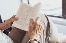 Hände einer älteren Person halten ein Buch. Foto: sabinevanerp/Pixabay.com