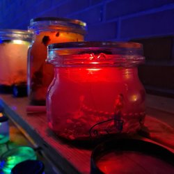 Die Kinder der Kita Sperberweg gestalteten im Rahmen des Projektes „Lichtblick“ bunte Lichtobjekte mit der Oldenburger Kunstschule e.V. Foto: Sebastian Neubert, Oldenburger Kunstschule e.V.