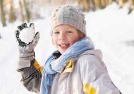 Junge wirft einen Schneeball. Foto: Monkey Business/Fotolia