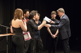 Oberbürgermeister Jürgen Krogmann überreicht den Kulturpreis für Musik an die Band Masaa. Liesa Flemming