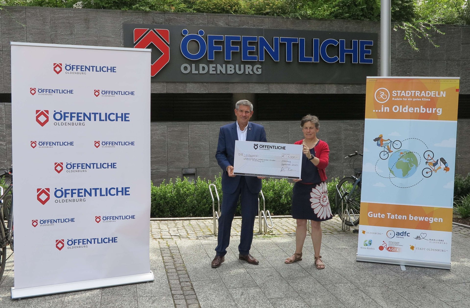 Christian Bunk, Vertriebsdirektor Öffentliche Versicherungen Oldenburg überreicht den Scheck für das Erreichen des vierten Etappenziels an Dr. Pia Winter, Geschäftsführerin der Elterninitiative krebskranker Kinder Oldenburg e.V. Foto: Stadt Oldenburg