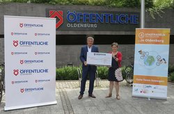 Christian Bunk, Vertriebsdirektor Öffentliche Versicherungen Oldenburg überreicht den Scheck für das Erreichen des vierten Etappenziels an Dr. Pia Winter, Geschäftsführerin der Elterninitiative krebskranker Kinder Oldenburg e.V. Foto: Stadt Oldenburg Christian Bunk, Vertriebsdirektor Öffentliche Versicherungen Oldenburg überreicht den Scheck für das Erreichen des vierten Etappenziels an Dr. Pia Winter, Geschäftsführerin der Elterninitiative krebskranker Kinder Oldenburg e.V. Foto: Stadt Oldenburg