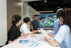 BBS-Schülerin während ihres Praktikums in einer Teambesprechung. Foto: Qingdao City Brain Investment and Development Co.,Ltd Die Schülerin der BBS Wechloy während eines Meetings im Rahmen ihres Praktikums. Foto: Qingdao City Brain Investment and Development Co.,Ltd.