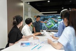 Die Schülerin der BBS Wechloy während eines Meetings im Rahmen ihres Praktikums. Die Schülerin der BBS Wechloy während eines Meetings im Rahmen ihres Praktikums. Foto: Qingdao City Brain Investment and Development Co.,Ltd.
