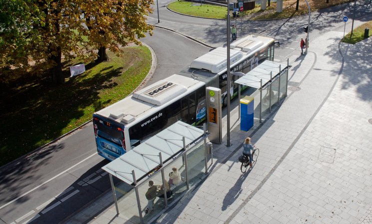 Busse an der Haltestelle „Schloßplatz“. Foto: Peter Duddek
