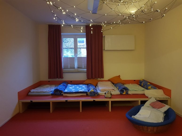 Schlafbereich mit Matratzen und Decken in der Froschgruppe. Foto: Stadt Oldenburg