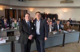 Der stellvertretende Ratsvorsitzende Berndt Benjamins aus Groningen und Oberbürgermeister Jürgen Krogmann bei der Begrüßung. Foto: Stadt Oldenburg Der stellvertretende Ratsvorsitzende Berndt Benjamins aus Groningen und Oberbürgermeister Jürgen Krogmann stehen nebeneinander. Hinter ihnen sitzen die weiteren Teilnehmenden. Foto: Stadt Oldenburg