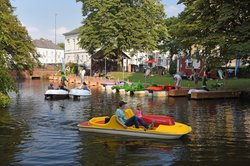 Tretboote auf der Mühlenhunte in Oldenburg. Foto: Hans-Jürgen Zietz