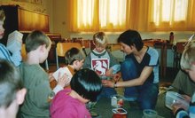 Eine Lehrkraft mit einer Gruppe Kinder aus der Musikalischen Früherziehung. Foto: Stadt Oldenburg. Foto: Stadt Oldenburg