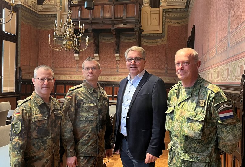Generalmajor Alexander Krone (2. von links), absolvierte seinen Antrittsbesuch bei Oberbürgermeister Jürgen Krogmann. Begleitet wurde er von den Brigadegenerälen Nico Boom (rechts) und Joachim Hoppe (links). Foto: Stadt Oldenburg
