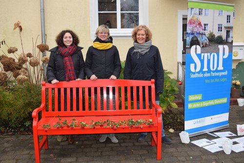 Freuen sich über ihr neues Symbol gegen Gewalt (von links): Isabel Rein und Meike Plewa (StoP-Koordinatorinnen) sowie Regine Dirksen, Leiterin der Gemeinwesenarbeit Stadtteiltreff Dietrichsfeld. Foto: Stadt Oldenburg
