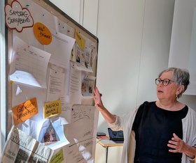 Sophie Voets-Hahne steht vor einer Stellwand. Foto: Stadt Oldenburg