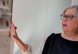 Sophie Voets-Hahne steht vor einer Stellwand. Foto: Stadt Oldenburg