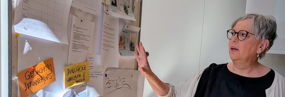 Sophie Voets-Hahne steht vor einer Stellwand. Foto: Stadt Oldenburg