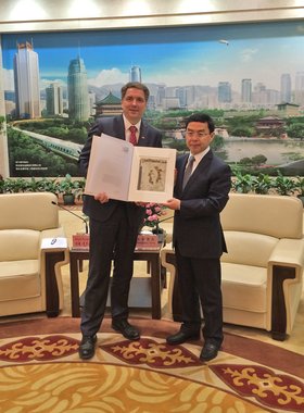 Oberbürgermeister Jürgen Krogmann mit dem Oberbürgermeister von Xi’an, Jiqing Shangguan, beide halten das Gastgeschenk Krogmanns, eine Grafik. Foto: Stadt Oldenburg