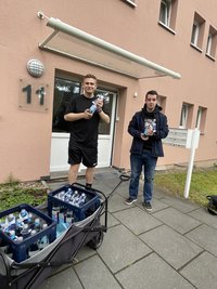 Schüler der IGS Kreyenbrück waren Ende Juni im Einsatz, um kostenlose Wasserflaschen in Mietshäusern der GSG an ältere Mitbürgerinnen und Mitbürger zu verteilen. Foto: IGS Kreyenbrück