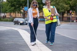 Mit Simulationsbrille und Langstock konnten die Teilnehmenden sich in die Lage sehbehinderter Menschen im Verkehrsraum versetzen. Foto: Sascha Stüber