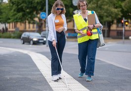Mit Simulationsbrille und Langstock konnten die Teilnehmenden sich in die Lage sehbehinderter Menschen im Verkehrsraum versetzen. Foto: Sascha Stüber