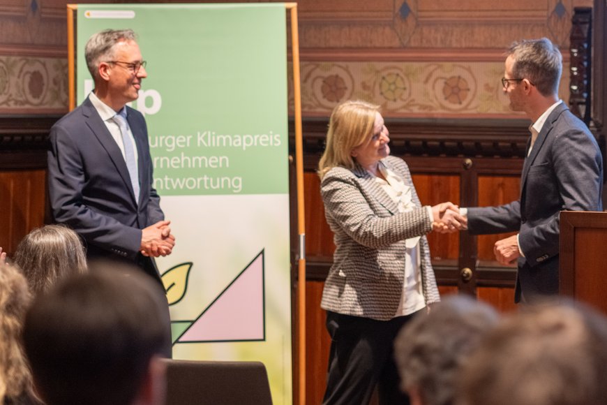 Übergabe des klip 26 an Heike Blankenstein und Stefan Bolik durch Jurymitglied Björn Scheaper. Foto: Sascha Stüber